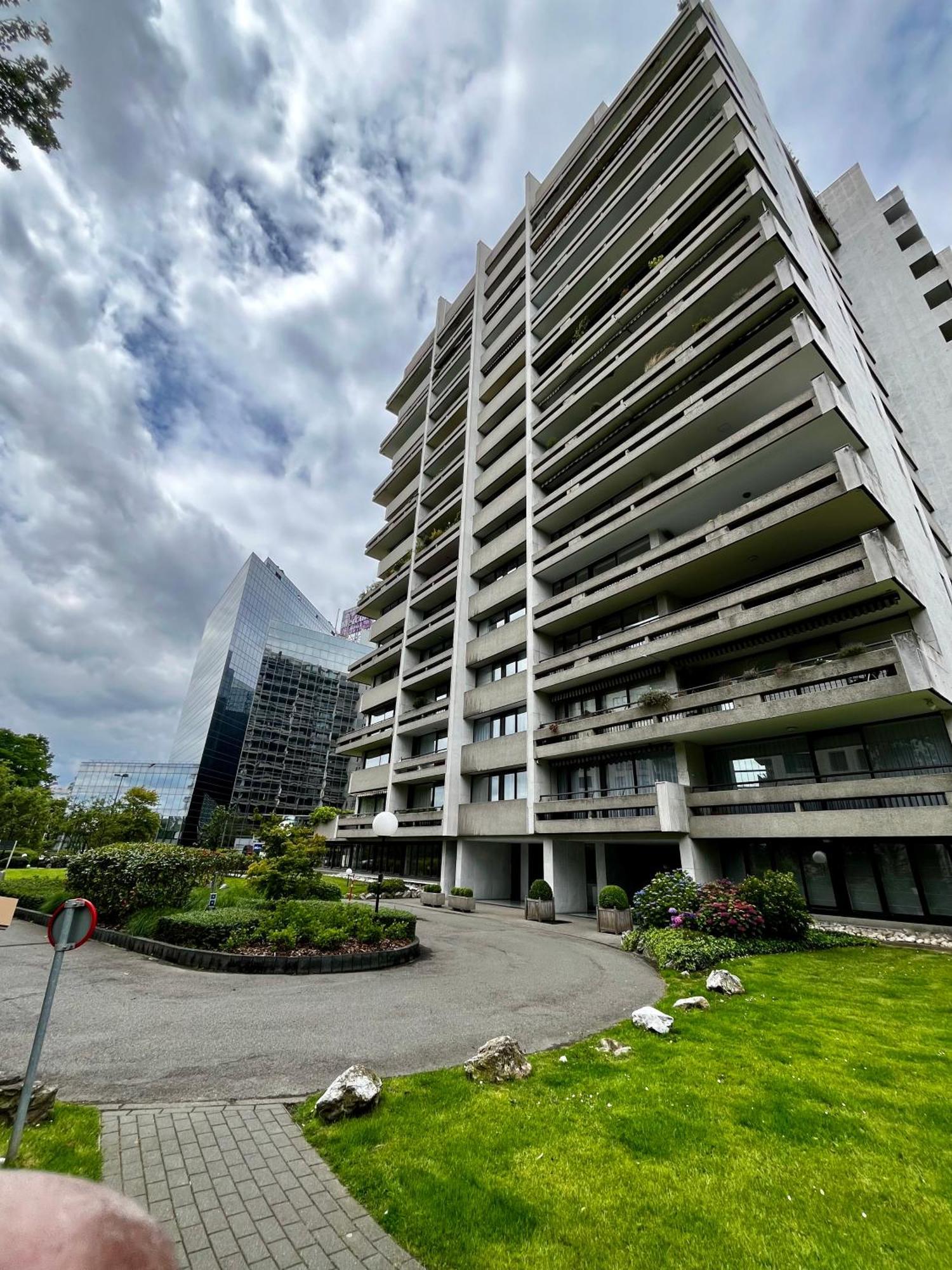 Big With Parking In Apartment
