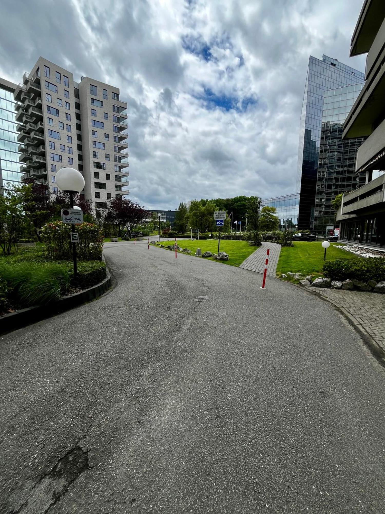 Big With Parking In Apartment *