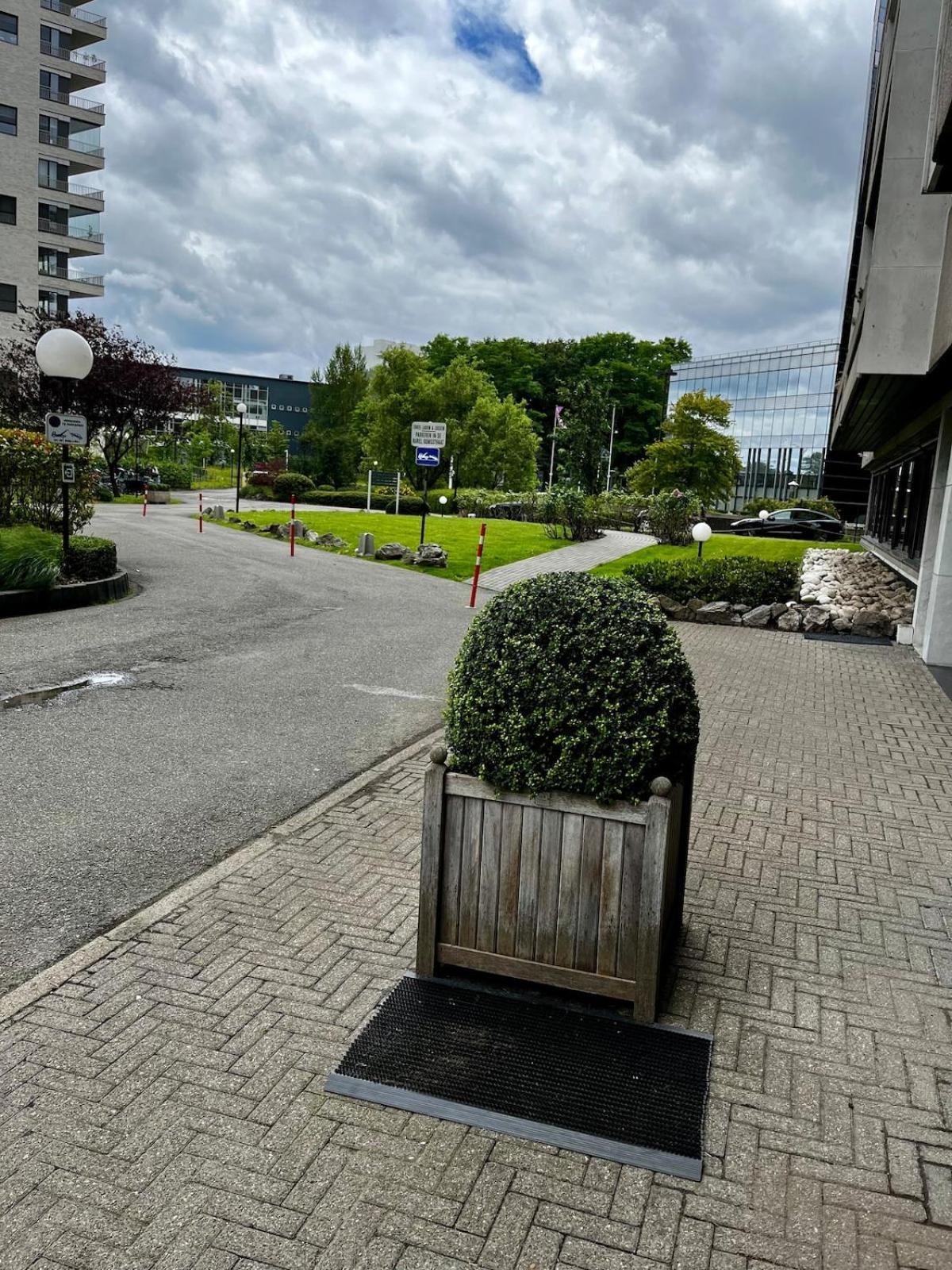 Big With Parking In Apartment *