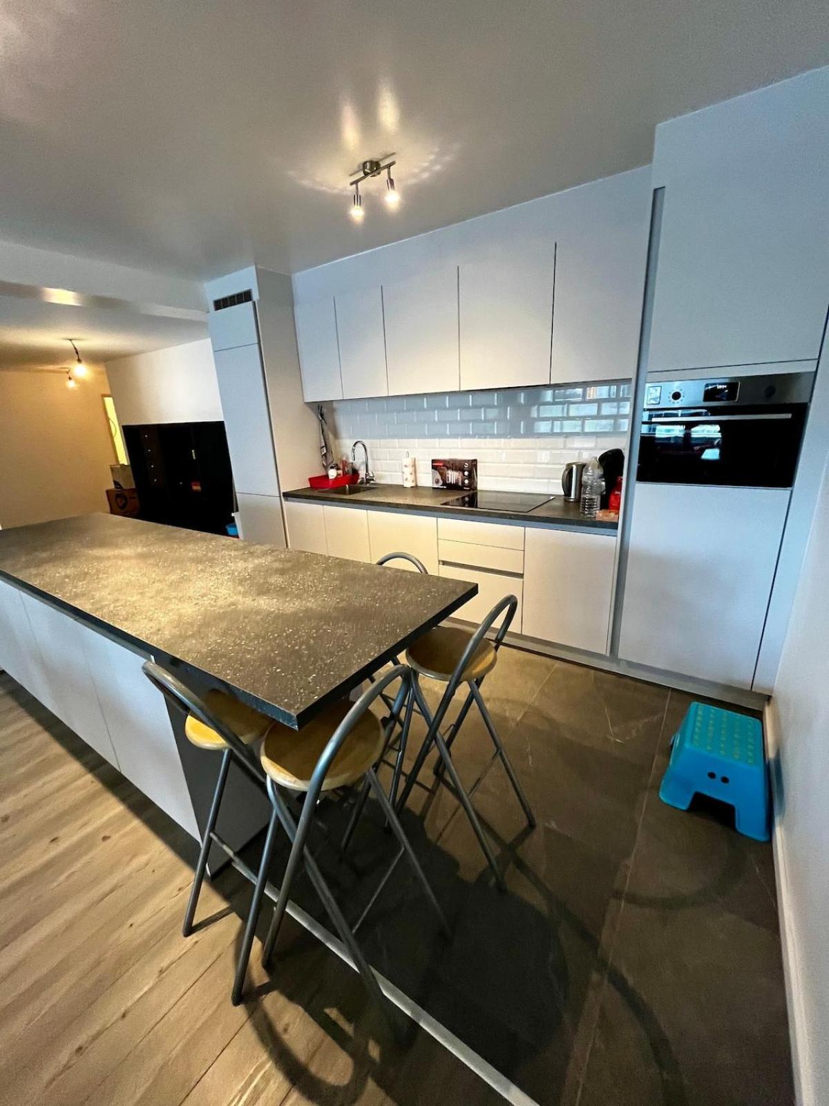 Big With Parking In Appartement